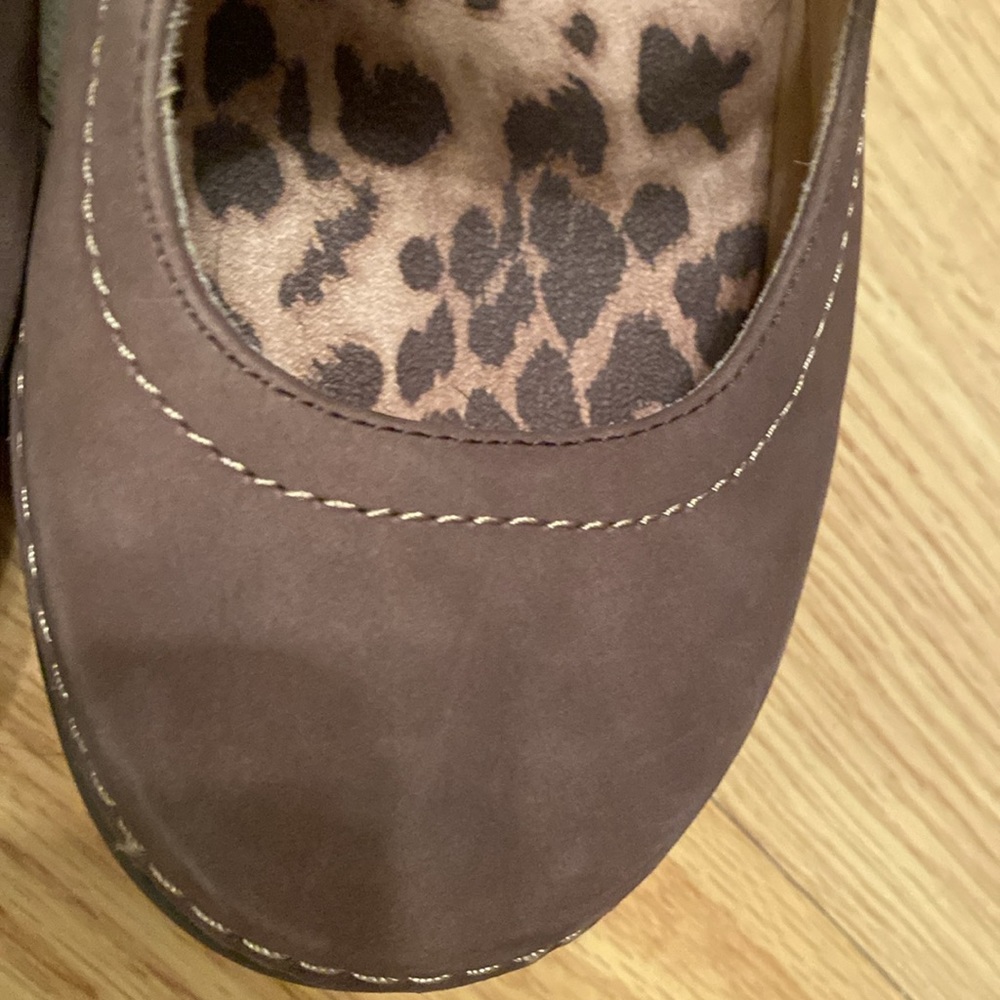 Preowned women’s suede leather Vionic shoes 10 Excellent - Picture 8 of 11